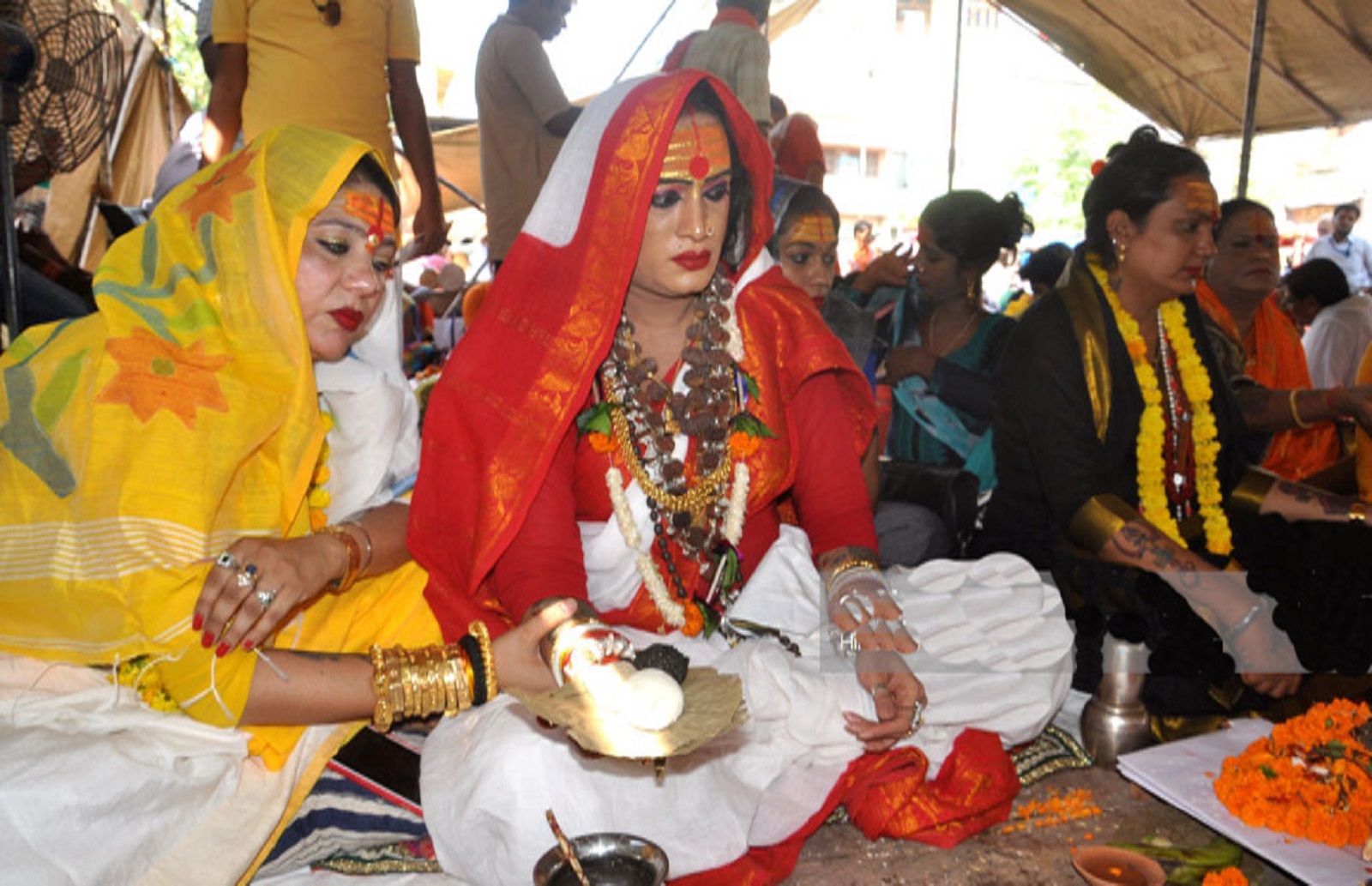 Trans gender pinddaan in Varanasi