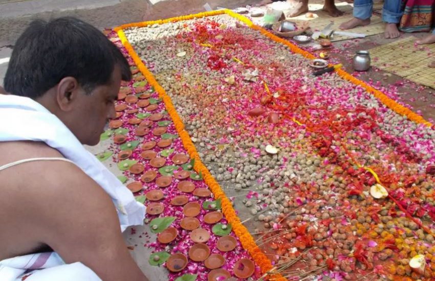 Last Rites of unborn girls in Varanasi