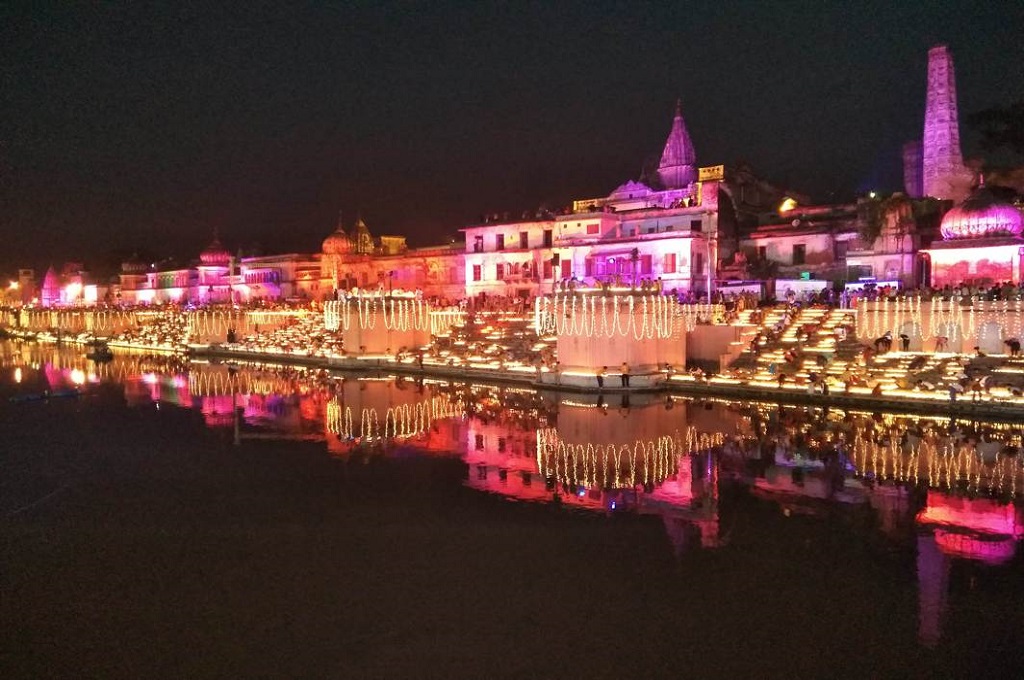 Over Three Lakh Diyas Lit On Bank Of Saryu River India Holyvoyages 5147